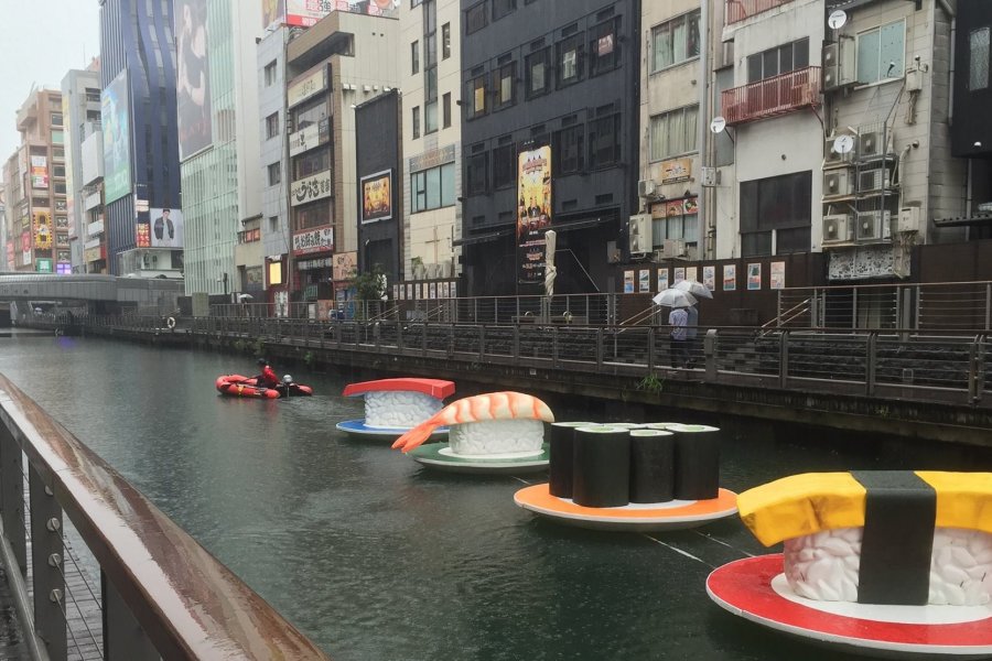  السوشي يطفو على مياه أوساكا